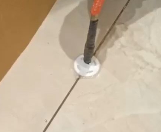 肇庆市瓷砖空鼓维修公司专业解答瓷砖在铺贴过程中，如果没有涂抹均匀到位的粘结材料（如水泥砂浆或瓷砖胶），可能会导致以下问题