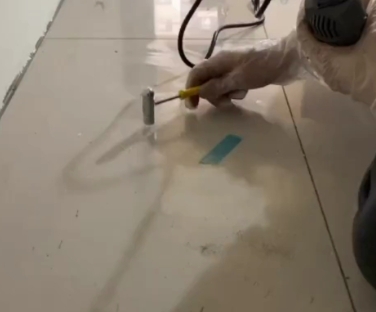 肇庆市瓷砖开裂维修公司专业分享瓷砖在铺贴前如果没有沥干水分，将会导致以下问题